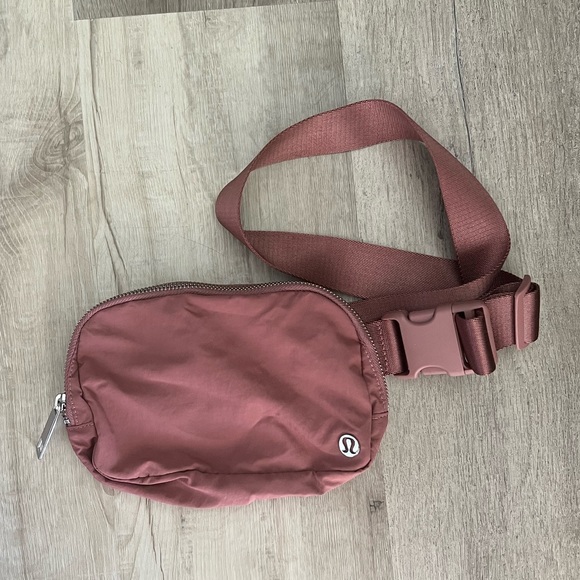 lululemon athletica Handbags - Lululemon Everywhere Belt Bag Original Version